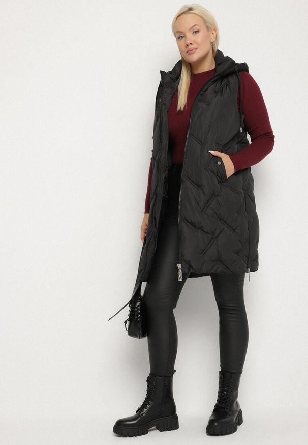 Born2be - Czarna Pikowana Kamizelka z Kapturem i Kieszeniami Esarivie. Okazja: na spacer. Typ kołnierza: kaptur. Kolekcja: plus size. Kolor: czarny. Materiał: jeans