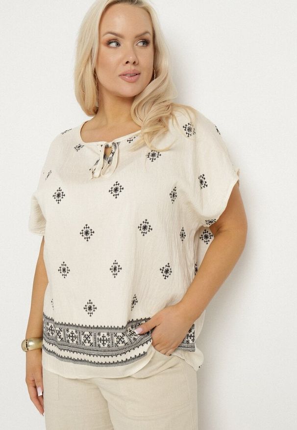 Born2be - Jasnobeżowa Bluzka ze Wzorem w Stylu Boho Frolzedi. Okazja: na co dzień. Kolor: beżowy. Materiał: jeans. Styl: boho
