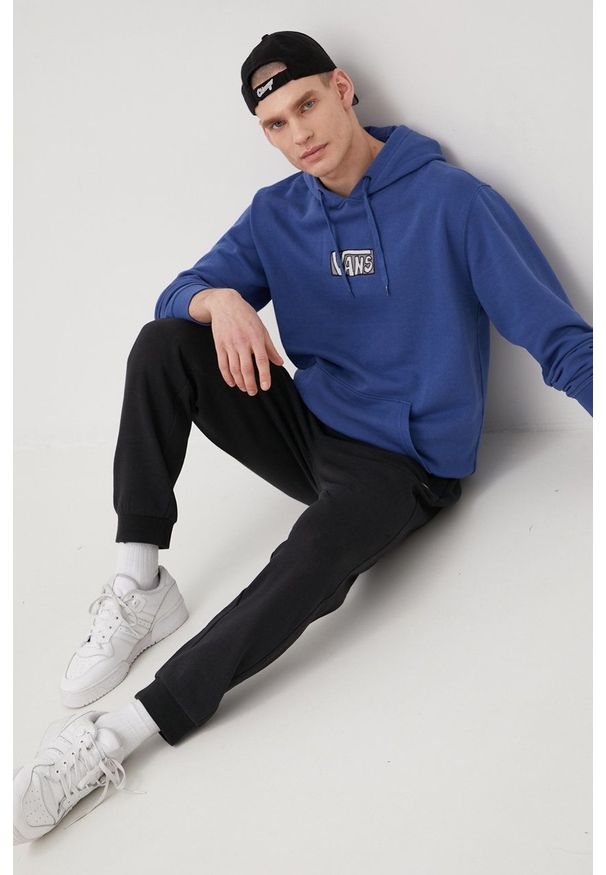 Vans bluza męska z kapturem z aplikacją. Typ kołnierza: kaptur. Kolor: niebieski. Wzór: aplikacja