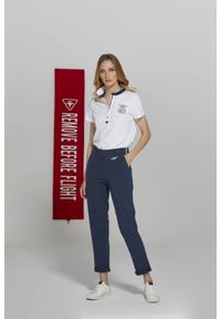Granatowe spodnie dresowe Aeronautica Militare. Kolor: niebieski. Materiał: dresówka. Wzór: aplikacja