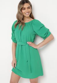 Born2be - Zielona Trapezowa Sukienka Mini z Paskiem i Bufiastymi Rękawami Iriandel. Kolor: zielony. Typ sukienki: trapezowe. Długość: mini