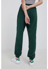 GAP Spodnie dwustronne damskie kolor zielony joggery medium waist. Kolor: zielony. Materiał: materiał #5