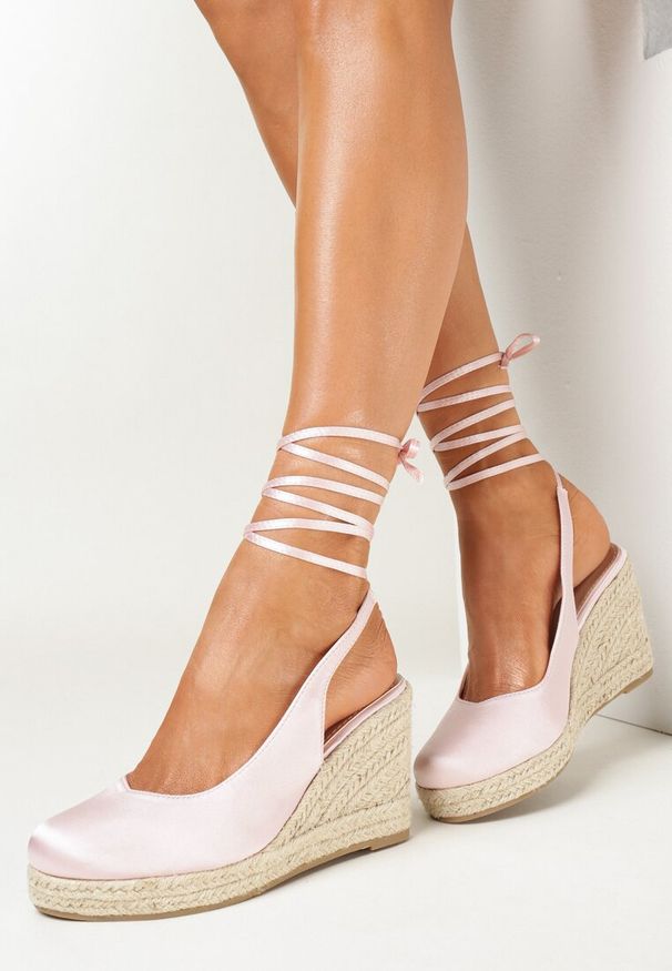 Born2be - Różowe Satynowe Sandały w Stylu Espadryli na Plecionym Koturnie Fasoise. Kolor: różowy. Materiał: satyna. Obcas: na koturnie