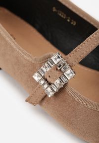 Born2be - Ciemnobeżowe Balerinki z Imitacji Zamszu z Paskiem z Biżuteryjną Klamerką Elintora. Okazja: do pracy, na co dzień, na spotkanie biznesowe. Zapięcie: pasek. Kolor: beżowy. Materiał: zamsz. Styl: elegancki, biznesowy, klasyczny, casual #3