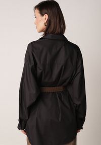 Born2be - Czarna Długa Koszula Oversize z Bawełny i Wiskozy z Paskiem z Klamrą Thessalonike. Okazja: na co dzień. Kolor: czarny. Materiał: wiskoza, bawełna. Długość: długie. Styl: casual #2