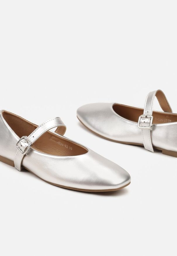 Born2be - Srebrne Płaskie Balerinki Mary Jane z Kwadratowym Noskiem Saroma. Okazja: na co dzień. Zapięcie: pasek. Kolor: srebrny. Materiał: jeans. Styl: klasyczny, casual, elegancki