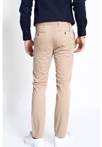 TOMMY HILFIGER - Tommy Hilfiger spodnie męskie kolor beżowy w fasonie chinos. Okazja: na co dzień. Kolor: beżowy. Materiał: tkanina. Wzór: gładki. Styl: casual #4