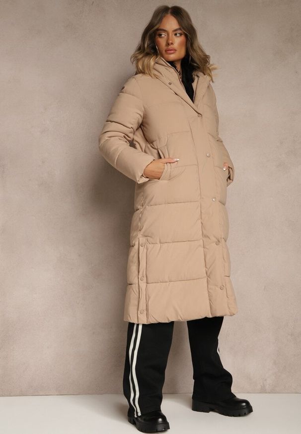 Renee - Beżowa Zimowa Kurtka z Pikowanymi Przeszyciami Kapturem i Bocznymi Napami Alarisse. Okazja: na co dzień, na imprezę. Kolor: beżowy. Materiał: jeans. Sezon: zima. Styl: casual