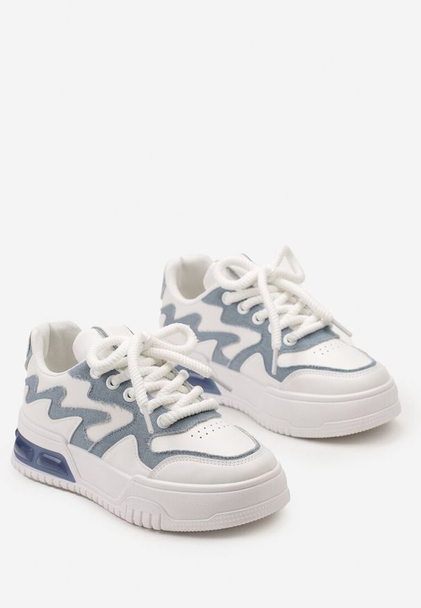 Renee - Biało-Niebieskie Sneakersy z Szerokimi Sznurowadłami Ozdobione Tłoczeniami i Wstawką przy Podeszwie Ulares. Okazja: na co dzień. Kolor: biały. Wzór: aplikacja. Sezon: wiosna