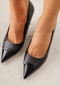 Renee - Czarne Szpilki z Kwadratową Ozdobą z Przodu Phereshi. Okazja: na co dzień. Kolor: czarny. Materiał: jeans. Wzór: aplikacja. Obcas: na szpilce. Styl: casual, elegancki #9