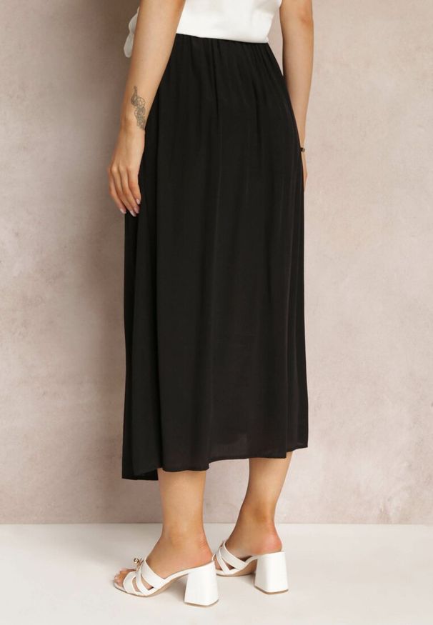 Renee - Czarna Rozkloszowana Spódnica Maxi z Gumką w Talii i Kieszeniami Kendrani. Okazja: na co dzień, na imprezę. Kolor: czarny. Styl: casual, elegancki