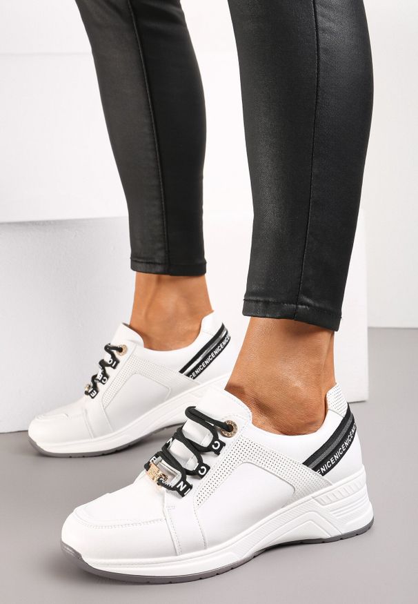 Born2be - Białe Sneakersy na Niskim Koturnie z Ozdobnymi Napisami ze Skórzaną Wkładką Drilvia. Kolor: biały. Materiał: skóra. Wzór: napisy. Obcas: na koturnie