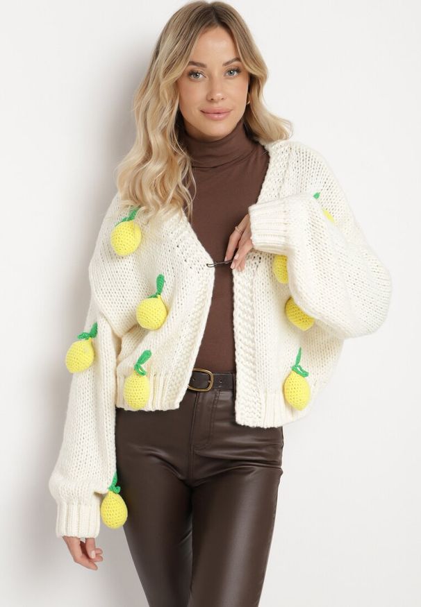 Born2be - Jasnobeżowy Kardigan z Broszką i Cytrynami 3D Valoriea. Okazja: na co dzień. Kolor: beżowy. Styl: elegancki, casual