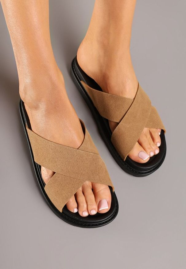 Renee - Ciemnobeżowe Klapki Ozdobione Dwoma Paskami Liasuntia. Okazja: na co dzień. Kolor: beżowy. Wzór: aplikacja. Sezon: lato. Obcas: na płaskiej podeszwie. Styl: casual, elegancki