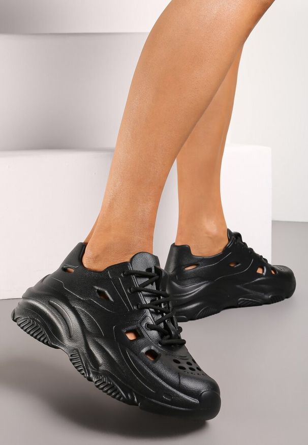 Renee - Czarne Gumowe Sneakersy na Grubej Podeszwie Ozdobione Dziurkami Ojala. Kolor: czarny. Materiał: guma. Wzór: aplikacja