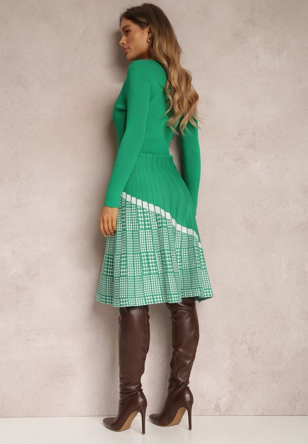 Renee - Zielona Sukienka z Wiskozy z Plisowanym Dołem Dellusha. Kolor: zielony. Materiał: wiskoza. Styl: klasyczny