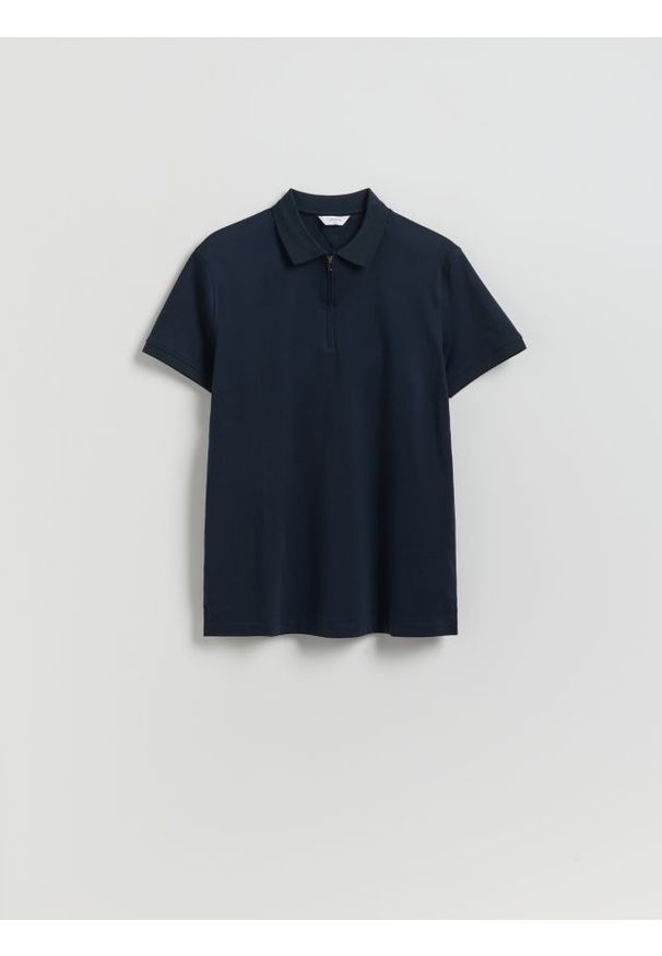 Reserved - Polo z merceryzowanej bawełny - granatowy. Typ kołnierza: polo. Kolor: niebieski. Materiał: bawełna