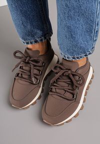 Renee - Brązowe Sneakersy na Platformie Ozdobionej Tłoczeniem Zerla. Okazja: na co dzień. Kolor: brązowy. Materiał: jeans. Wzór: aplikacja. Obcas: na platformie #7