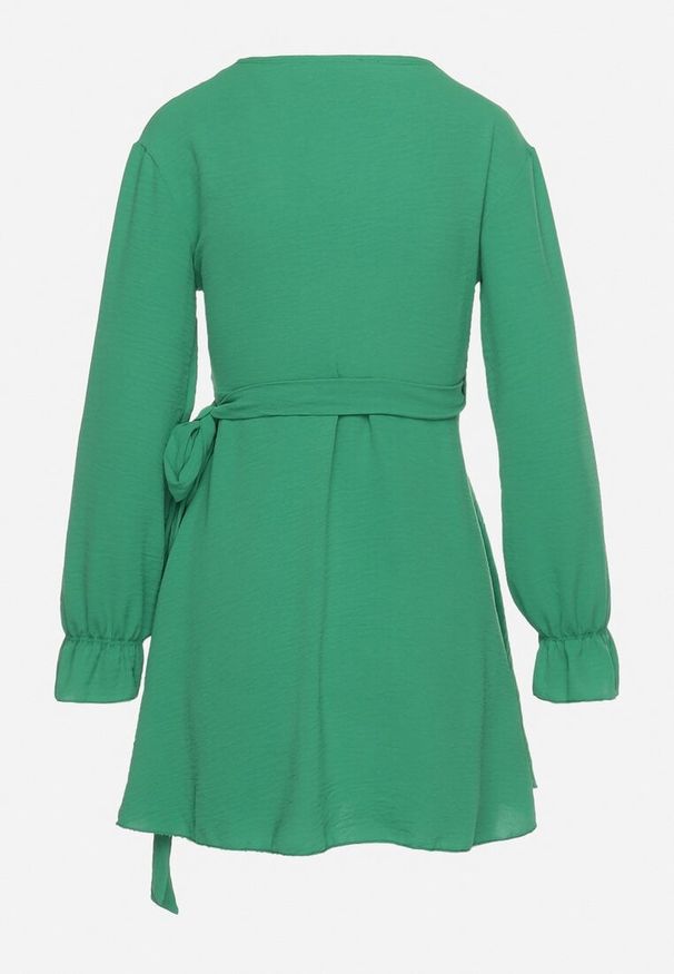 Born2be - Jasnozielona Sukienka Dyninca. Typ kołnierza: dekolt w kształcie V. Kolor: zielony. Materiał: tkanina, materiał. Wzór: gładki. Typ sukienki: kopertowe. Styl: elegancki. Długość: mini