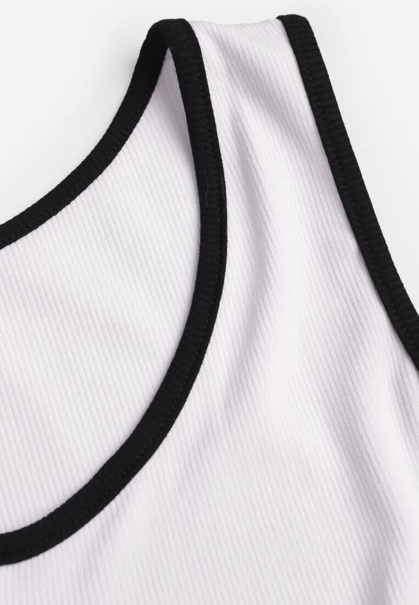 Renee - Biały Prążkowany Top z Bawełny Ozdobiony Guzikami przy Dekolcie Beralissa. Okazja: na co dzień. Kolor: biały. Materiał: bawełna, prążkowany. Wzór: aplikacja. Styl: casual