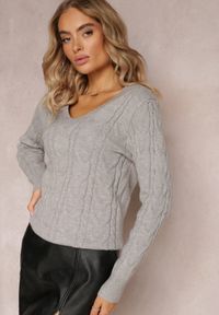 Renee - Szary Sweter z Dekoltem w Serek w Ozdobny Splot Helgitta. Typ kołnierza: dekolt w serek. Kolor: szary. Materiał: tkanina, dzianina. Długość rękawa: długi rękaw. Długość: długie. Wzór: ze splotem. Styl: klasyczny