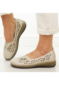 POTOCKI - Beżowe ażurowe półbuty damskie Potocki 90392. Okazja: na co dzień. Kolor: beżowy. Materiał: skóra. Szerokość cholewki: normalna. Wzór: ażurowy. Sezon: wiosna, lato. Styl: casual, klasyczny, elegancki #1