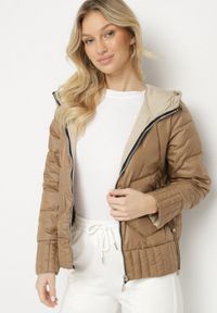 Born2be - Ciemnobeżowa Dwustronna Kurtka Pikowana z Kieszeniami i Kapturem Eralethra. Okazja: na spacer, na co dzień. Kolor: beżowy. Materiał: jeans. Długość rękawa: długi rękaw. Długość: długie. Wzór: aplikacja. Styl: casual, elegancki #2