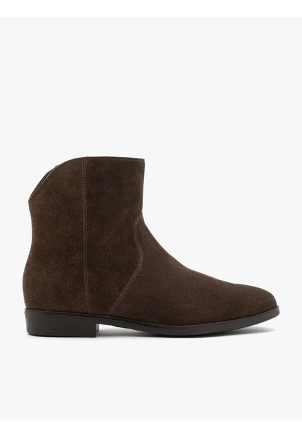 Ryłko - Brązowe krótkie kowbojki. Okazja: na co dzień. Nosek buta: okrągły. Zapięcie: zamek. Kolor: brązowy. Szerokość cholewki: normalna. Wysokość cholewki: za kostkę. Materiał: skóra, welur. Obcas: na obcasie. Styl: casual, street
