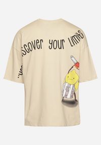 Born2be - Jasnobeżowa Bawełniana Koszulka T-shirt z Krótkim Rękawem z Nadrukiem na Plecach i Przodzie Civia. Okazja: na spotkanie biznesowe, do pracy, na co dzień. Kolor: beżowy. Materiał: bawełna. Długość rękawa: krótki rękaw. Długość: krótkie. Wzór: nadruk. Styl: klasyczny, biznesowy, casual #4