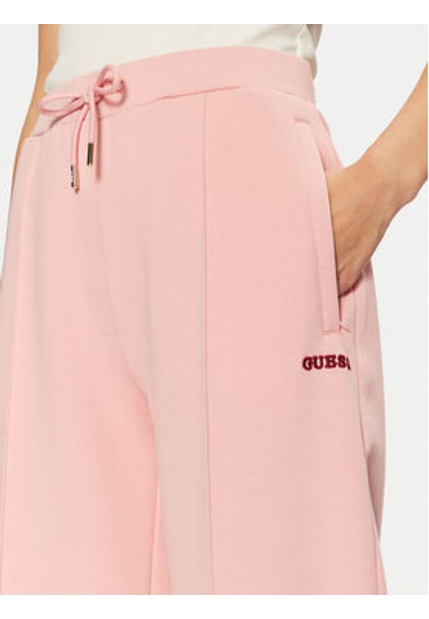 Guess Spodnie materiałowe V5RB01 KCLD1 Różowy Regular Fit. Kolor: różowy. Materiał: syntetyk