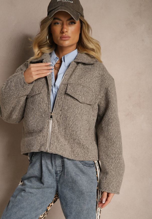 Renee - Brązowa Krótka Kurtka o Pudełkowym Kroju z Kołnierzykiem i Kieszeniami Nelilia. Okazja: na co dzień. Kolor: brązowy. Materiał: jeans. Długość: krótkie. Styl: sportowy, casual, elegancki