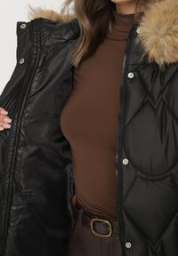 Born2be - Czarna Pikowana Kurtka z Kapturem z Futerkiem Oliresa. Okazja: na co dzień. Typ kołnierza: kaptur. Kolor: czarny. Materiał: futro. Styl: sportowy, casual