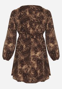 Born2be - Brązowa Sukienka o Rozkloszowanym Kroju z Bufiastymi Rękawami Salanela. Okazja: na imprezę, na co dzień. Typ kołnierza: dekolt w serek. Kolekcja: plus size. Kolor: brązowy. Sezon: lato. Typ sukienki: dla puszystych. Styl: elegancki, casual #6