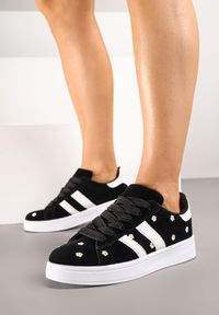 Born2be - Czarne Sneakersy z Ozdobnymi Paskami i Haftowanymi Kwiatami Malunea. Okazja: na co dzień. Zapięcie: pasek. Kolor: czarny. Materiał: jeans. Wzór: kwiaty, haft. Obcas: na obcasie. Wysokość obcasa: niski #4