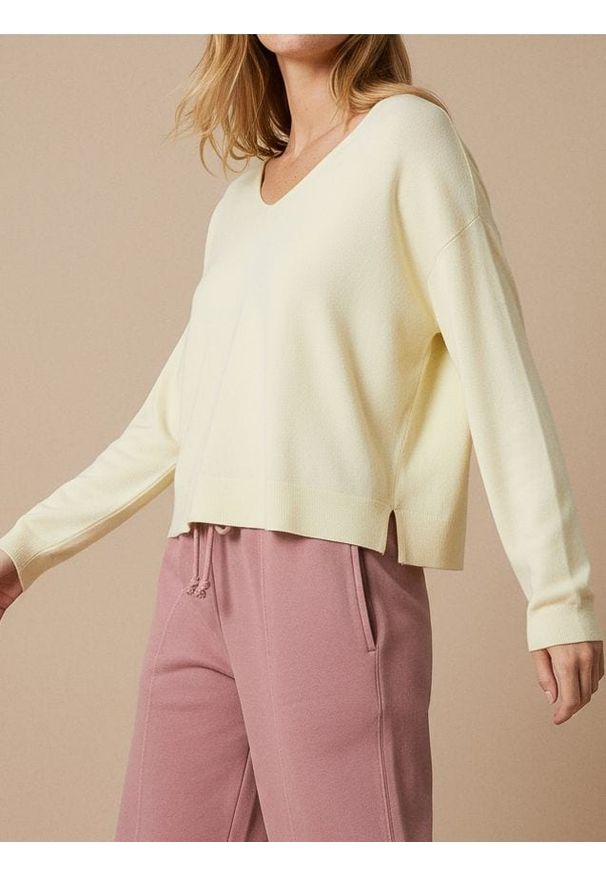 Sinsay - Luźny sweter z wiskozą - kremowy. Kolor: kremowy. Materiał: wiskoza