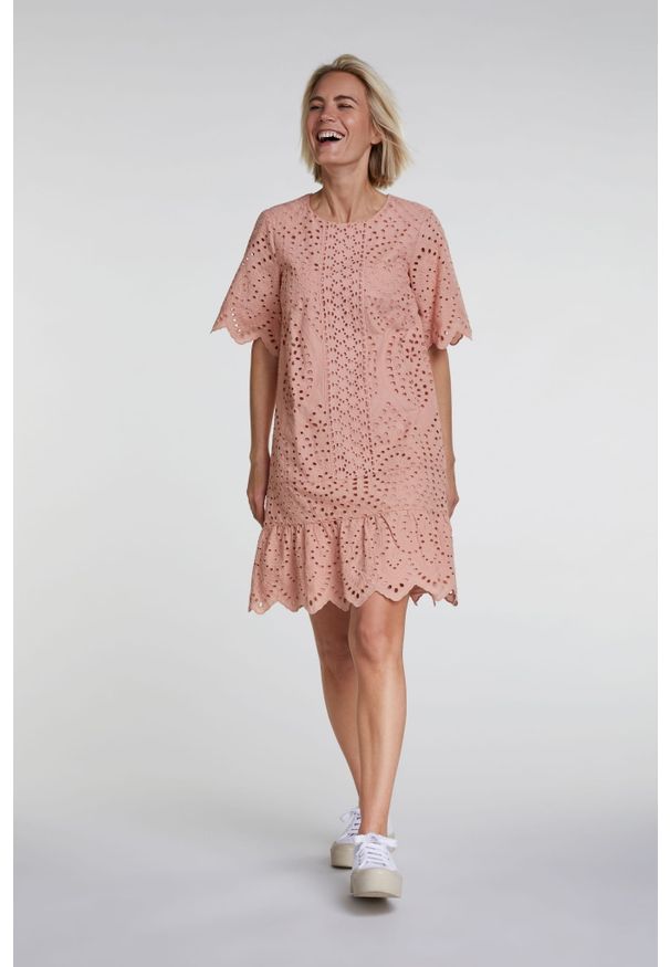 Bawełniana sukienka z tłoczonym asymetrycznym wzorem Oui (Outlet). Kolor: różowy. Materiał: bawełna. Typ sukienki: asymetryczne
