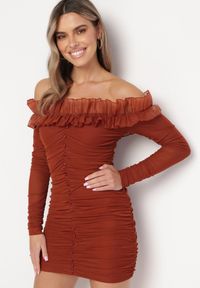 Born2be - Brązowa Dopasowana Sukienka Hiszpanka z Falbanką Turlia. Typ kołnierza: dekolt hiszpanka. Kolor: brązowy. Wzór: aplikacja #1