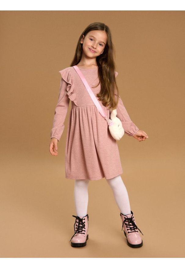 Sinsay - Sukienka z falbankami o luźnym kroju - różowy. Typ kołnierza: kołnierz z falbankami. Kolor: różowy