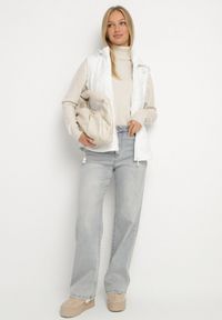 Born2be - Biała Kamizelka z Odpinanym Kapturem Ozdobiona Pikowaniem Cirisse. Okazja: na spacer, na co dzień. Kolor: biały. Materiał: jeans. Wzór: aplikacja. Styl: elegancki, casual, klasyczny #7