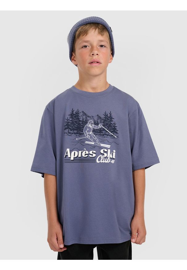4f - 4F T-shirt loose z nadrukiem chłopięcy - granatowy 134/140 (8-10 lat). Okazja: na uczelnię, na co dzień. Kolor: niebieski. Materiał: dzianina, bawełna, materiał. Długość: długie. Wzór: nadruk. Sezon: lato. Styl: casual