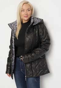 Born2be - Czarna Pikowana Kurtka z Kapturem i Podszewką w Panterkę Felandre. Okazja: na co dzień, na spacer. Typ kołnierza: kaptur. Kolekcja: plus size. Kolor: czarny. Materiał: jeans. Wzór: motyw zwierzęcy. Styl: klasyczny, casual