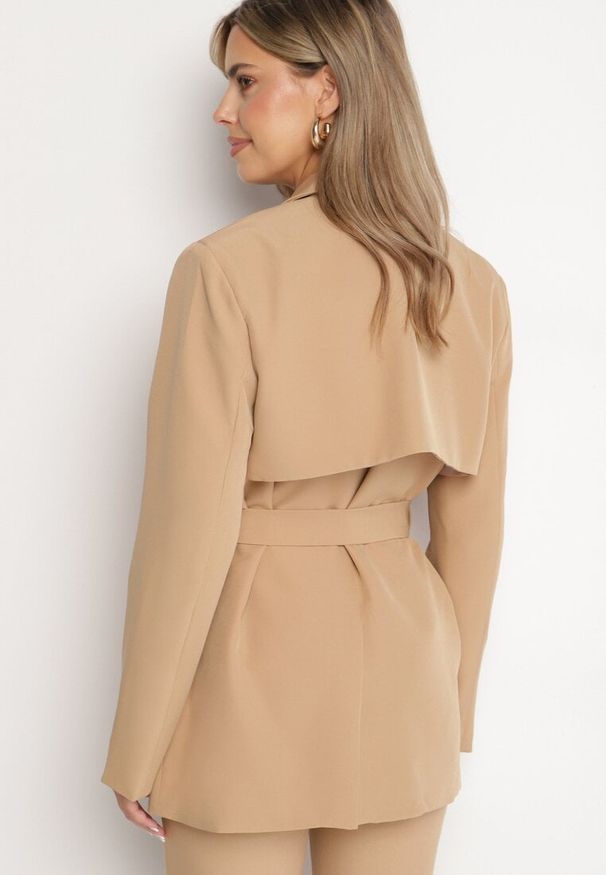 Born2be - Beżowa Jednorzędowa Marynarka z Kieszeniami i Wiązanym Paskiem Inellora. Okazja: na co dzień. Kolor: beżowy. Materiał: jeans. Styl: elegancki, casual, klasyczny