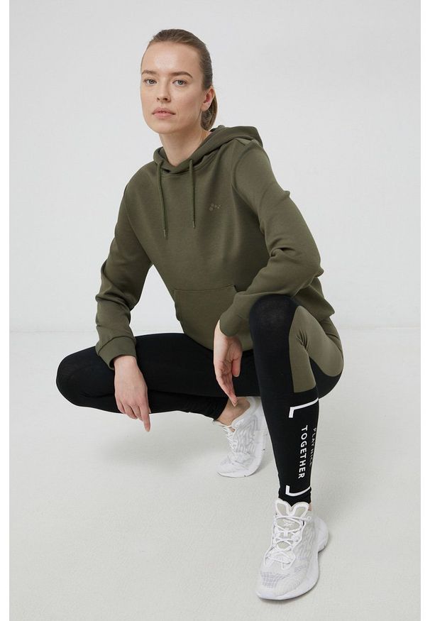 Only Play Bluza damska kolor zielony z kapturem gładka. Okazja: na co dzień. Typ kołnierza: kaptur. Kolor: zielony. Materiał: dzianina. Długość rękawa: długi rękaw. Długość: długie. Wzór: gładki. Styl: casual