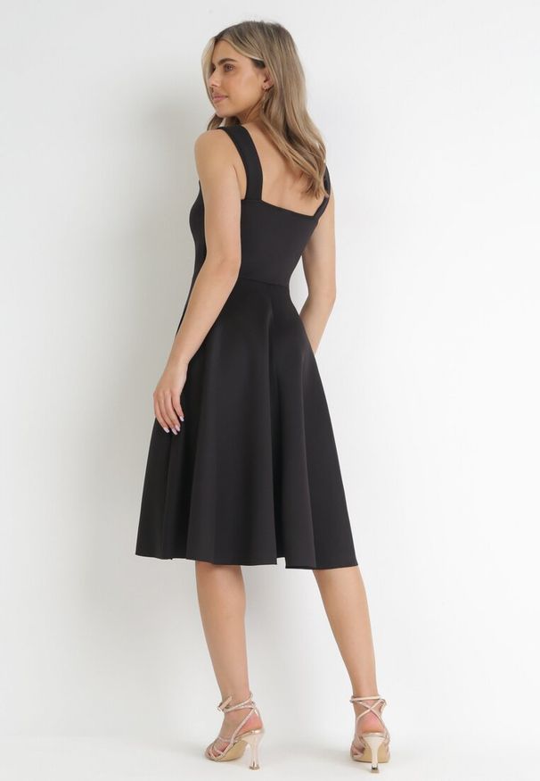 Born2be - Czarna Rozkloszowana Sukienka Midi na Ramiączkach z Głębokim Dekoltem Maudia. Kolor: czarny. Długość rękawa: na ramiączkach. Długość: midi