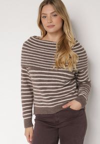 Born2be - Jasnobrązowy Sweter w Paski z Dodatkiem Wełny i Wiskozy z Odkrytymi Ramionami Nedarra. Okazja: na co dzień. Kolor: brązowy. Materiał: wełna, wiskoza. Wzór: paski. Styl: casual, elegancki #1
