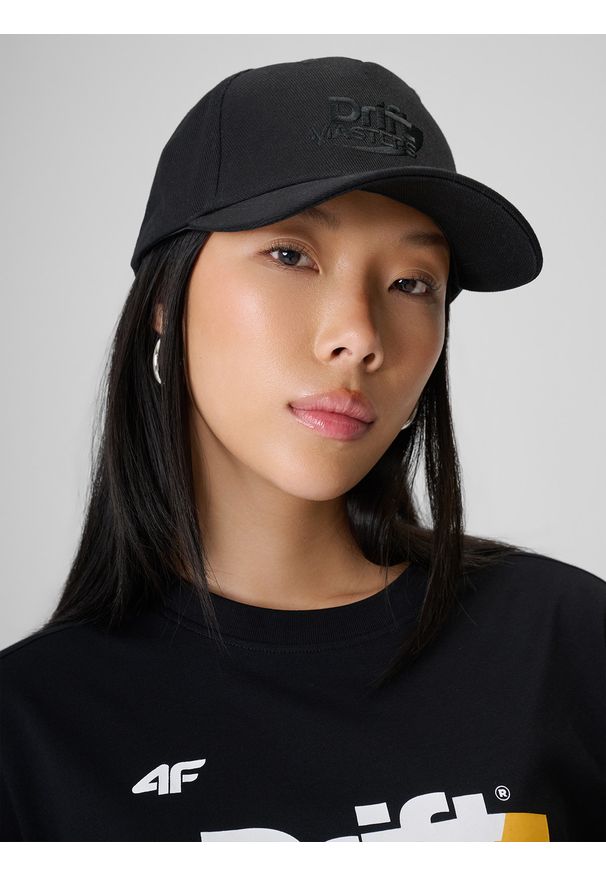 4f - 4F Czapka z daszkiem strapback uniseks 4F x Drift Masters - czarna L/XL. Kolor: czarny. Materiał: materiał, bawełna. Wzór: napisy, aplikacja, haft. Sezon: lato. Styl: sportowy, klasyczny, casual