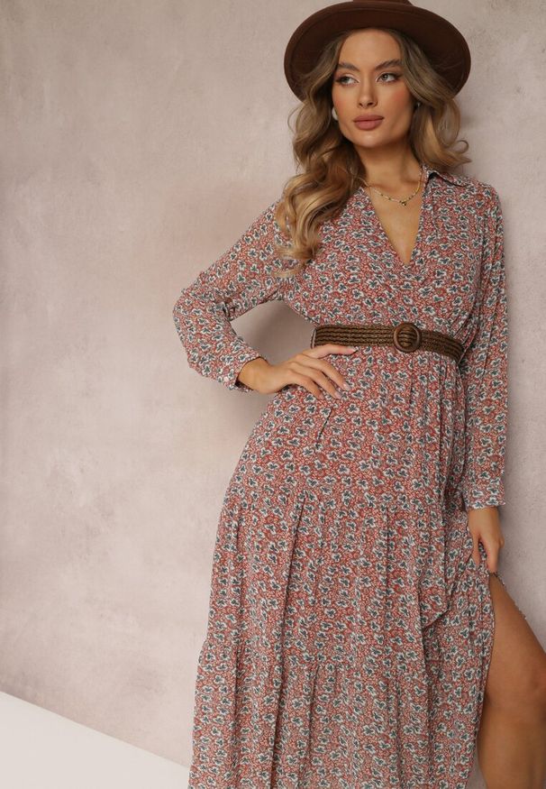 Renee - Różowa Sukienka Rozkloszowana w Kwiaty z Paskiem Rakhila. Okazja: na co dzień, na randkę. Typ kołnierza: dekolt w serek. Kolor: różowy. Materiał: skóra, tkanina. Długość rękawa: długi rękaw. Wzór: kwiaty. Typ sukienki: rozkloszowane. Styl: elegancki, casual
