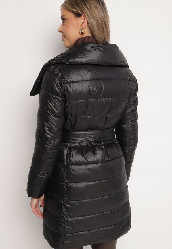 Born2be - Czarna Kurtka Pikowana Nikessa. Typ kołnierza: bez kaptura. Kolor: czarny. Materiał: materiał, tkanina. Długość: długie. Wzór: aplikacja