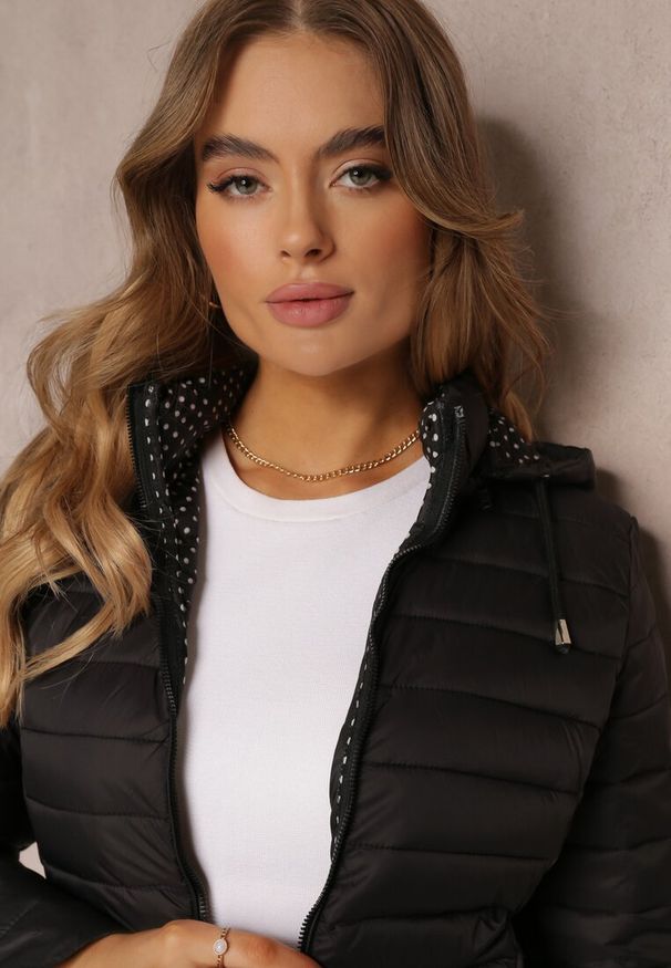 Renee - Czarna Kurtka Pikowana Aesiss. Typ kołnierza: bez kołnierzyka. Kolor: czarny. Materiał: tkanina. Długość rękawa: długi rękaw. Długość: długie. Wzór: jednolity, gładki, aplikacja. Sezon: jesień, zima
