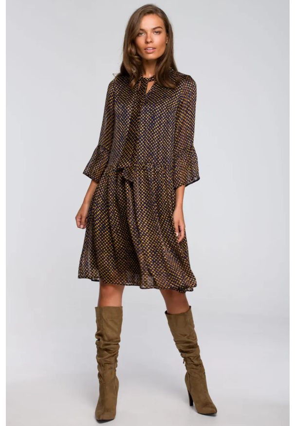 Stylove - Sukienka rozkloszowana szyfonowa w groszki dekolt V granat. Okazja: na randkę. Kolor: niebieski. Materiał: szyfon. Wzór: grochy. Typ sukienki: oversize. Styl: wizytowy